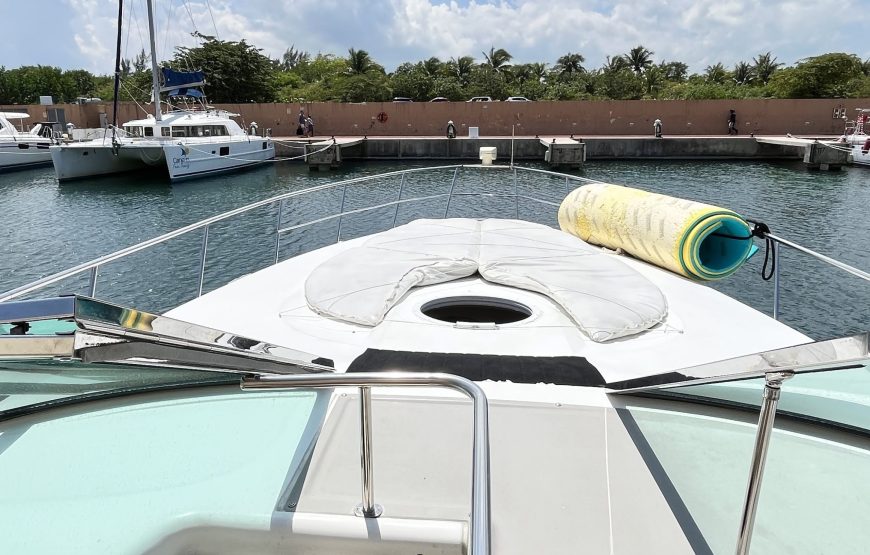 Private 42″ Yacht – 1 room – kitchen – bathroom – living area
