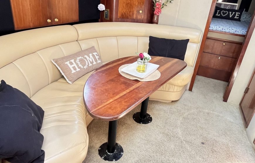 Private 42″ Yacht – 1 room – kitchen – bathroom – living area
