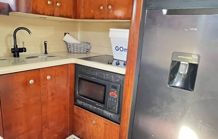 Private 42″ Yacht – 1 room – kitchen – bathroom – living area