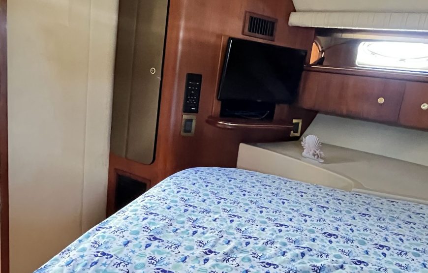 Private 42″ Yacht – 1 room – kitchen – bathroom – living area
