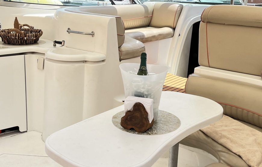 Private 42″ Yacht – 1 room – kitchen – bathroom – living area