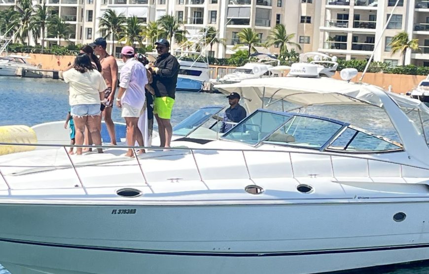 Private 42″ Yacht – 1 room – kitchen – bathroom – living area